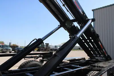 New | in-Stock 2027 PETERBILT 548 Rolloff Trucks Texas US | Roll Off Truck World #1492012