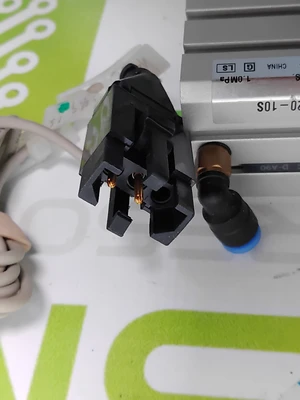 SMC CDQSB20-10S W/ SMC D-A9 Series Reed Switch