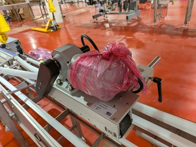 Universal Top and Bottom Label Applicator with Top-and-Bottom Transport Conveyor