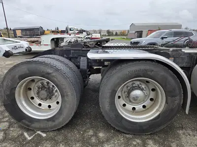 USED 2023 PETERBILT 389