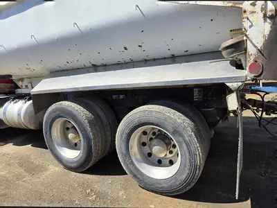 USED 2013 PETERBILT 384