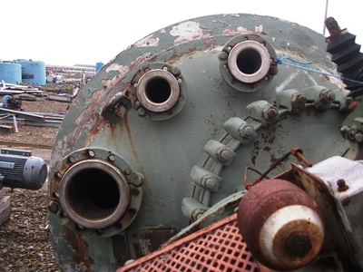 2,500 L Hastelloy C4 clad reactor