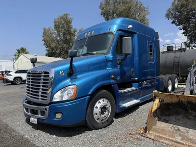 USED 2014 FREIGHTLINER CASCADIA 113
