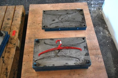 Clothes Hanger 4-1/4"