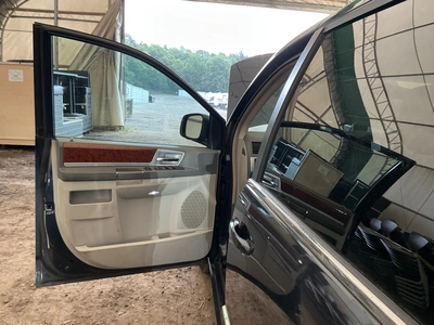USED 2009 CHRYSLER TOWN AND COUNTRY