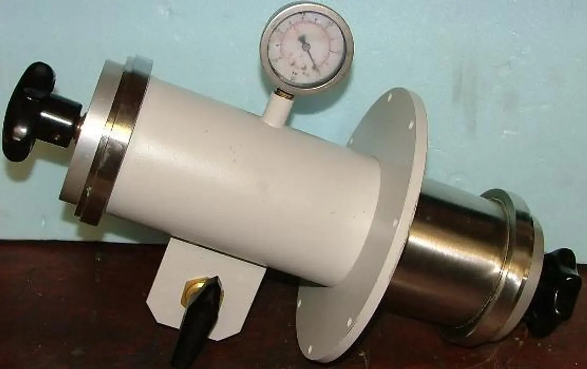 QTY. 1. VACUUM CANISTER WITH SCREW ON TOP AND BOTT...