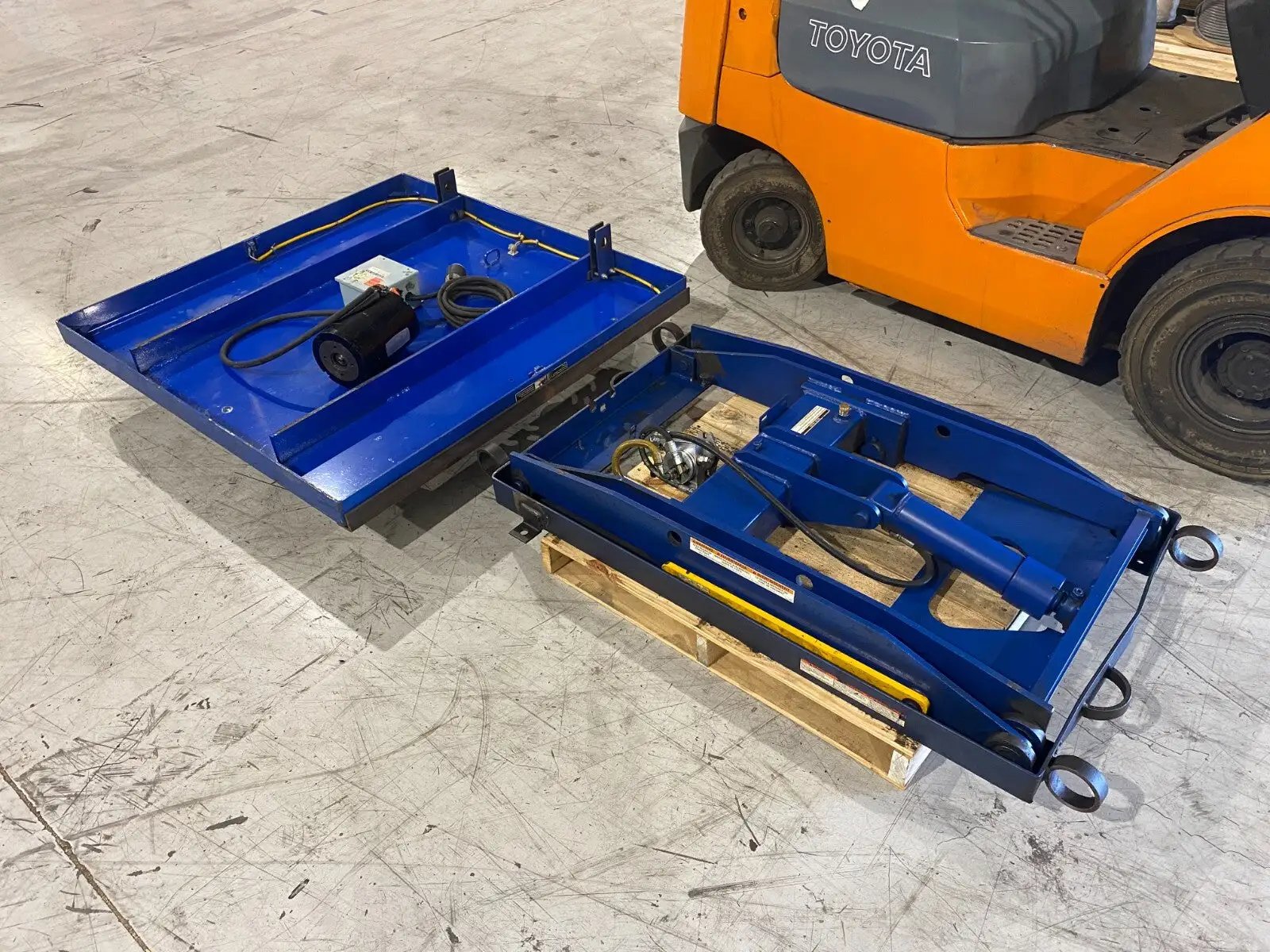 USED MAVERICK INDUSTRIAL SALES ELECTRIC/HYDRAULIC SCISSOR LIFT TABLE 3000LBS CAPACITY