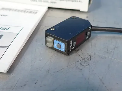 NEW KEYENCE PZV12P