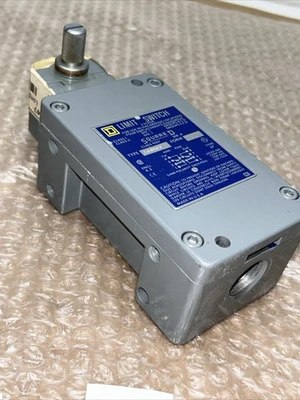 NEW SquareD CR 65B2