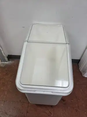 Used Cambro Used Cambro IBS-27 Ingredients Bin on Casters 27 Gallon Capacity - BB Restaurant Storage Containers Illinois US | Falcon Restaurant Supply #1373594