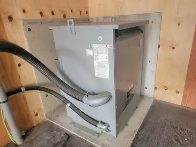 2000A 480Y/277V Eaton Switchgear Power Distribution Center w/ 45kVA Transformer & Panels (Containerized)