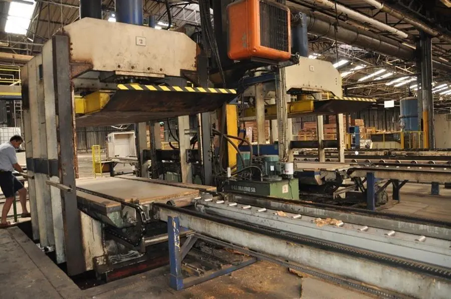 USED VALETTE PANEL PRESS 410 TON