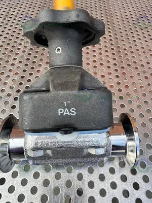 USED ITT PURE FLO RA25MAX STAINLESS STEEL DIAPHRAGM VALVE W/  1" SANITARY FITTINGS
