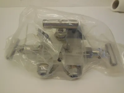 NEW SWAGELOK SS-V3NBFS8-FL-G 3 WAY MANIFOLD VALVE SSV3NBFS8FLG