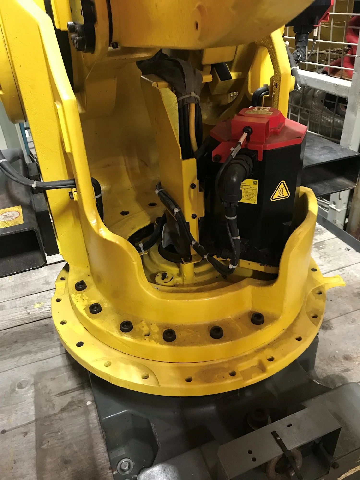 USED 2011 FANUC M-900IA ROBOT