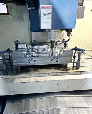 2011 TAKUMI V-12 Vertical Machining Centers | CNCsurplus (4)