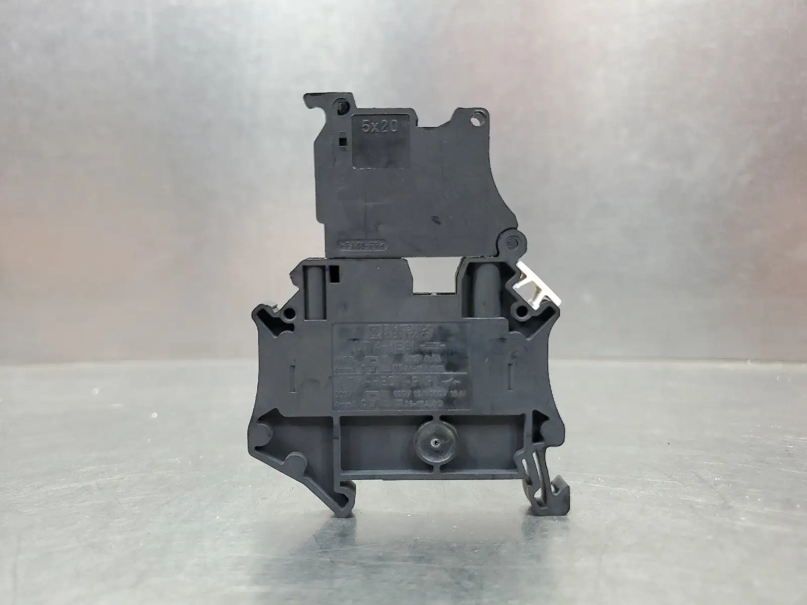Phoenix Contact UT 4-HESI Fuse Modular Terminal Block. 4D-8