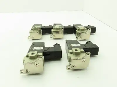 SMC VS3115-015DBL LOT OF 5 SMC VS3115-015DBL 3-Port Solenoid Valves 24 VDC Coil