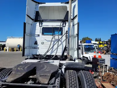 USED 2017 VOLVO VNL64T300