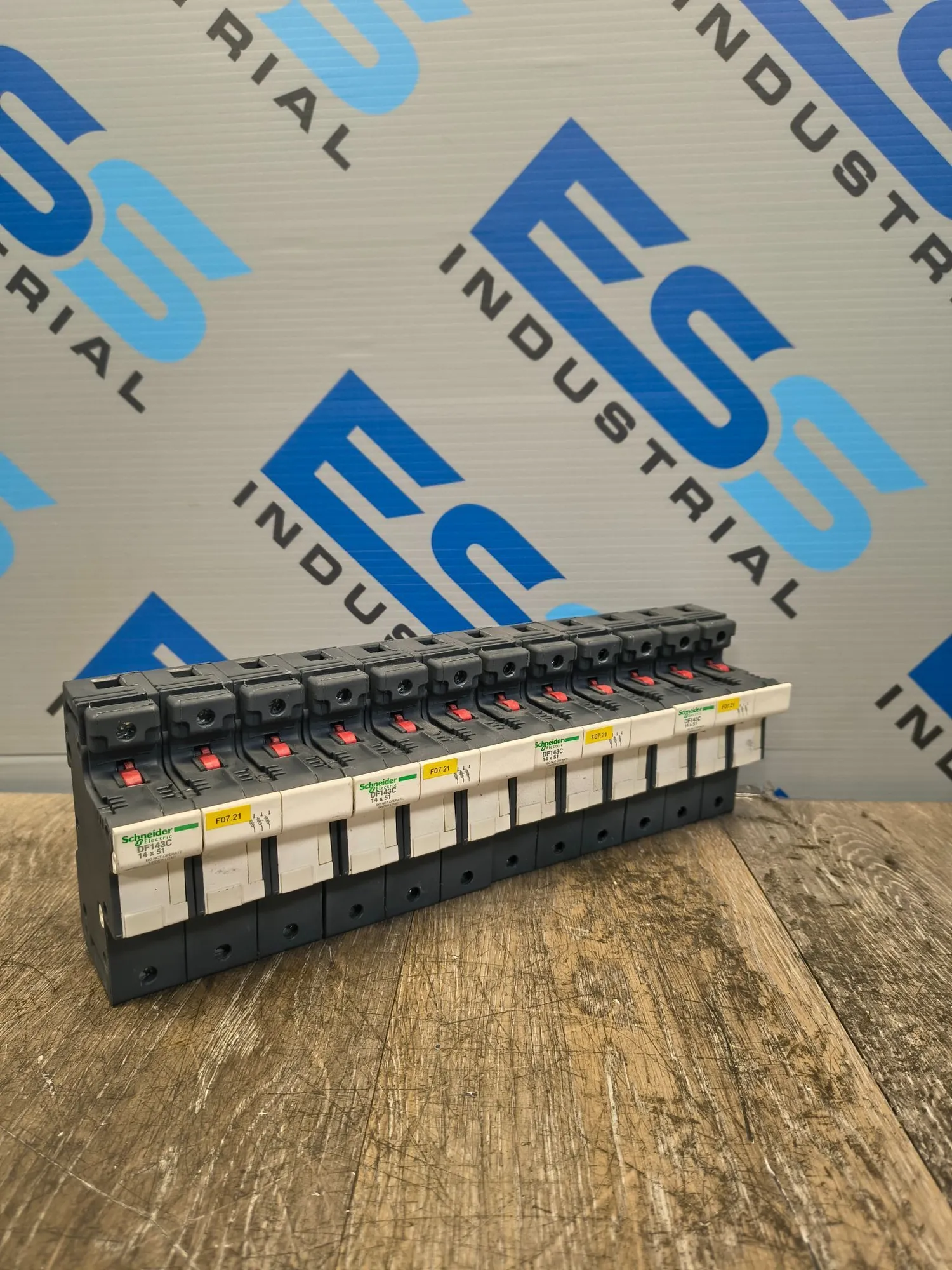 USED SCHNEIDER ELECTRIC DF143C