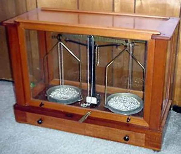 0129 Wood & Glass Case Balance Beam Scale