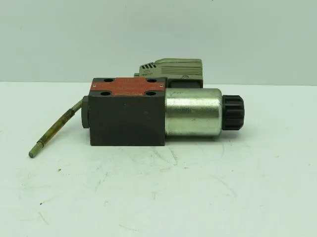 Moog X820-21PA-001N01 Hydraulic Valve 24V