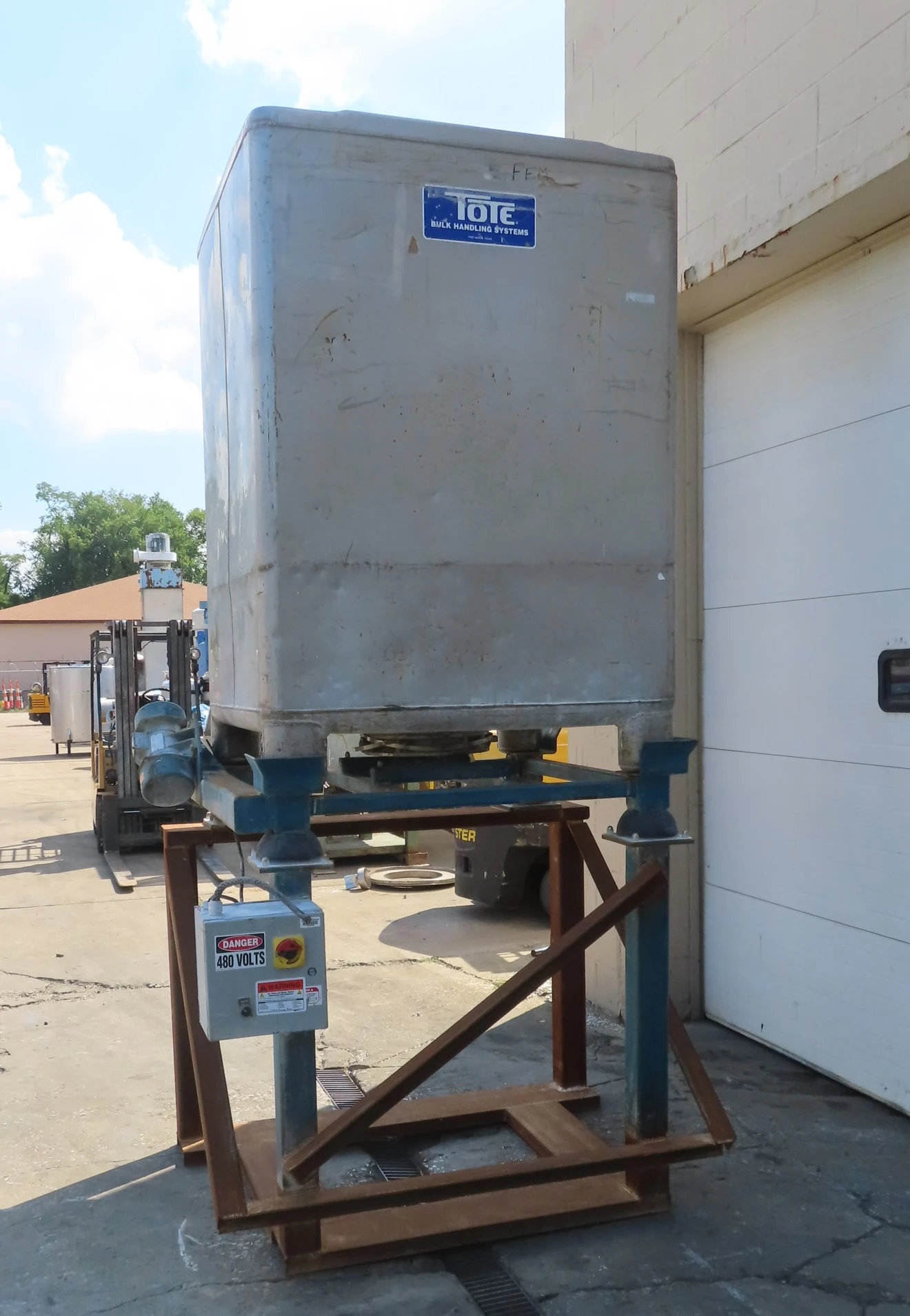 Vibratory Stand with 500 gallon Stainless Steel Tote
