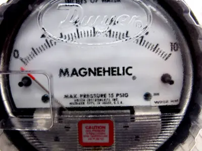 NEW DWYER 2010 PRESSURE GAUGE 0-10