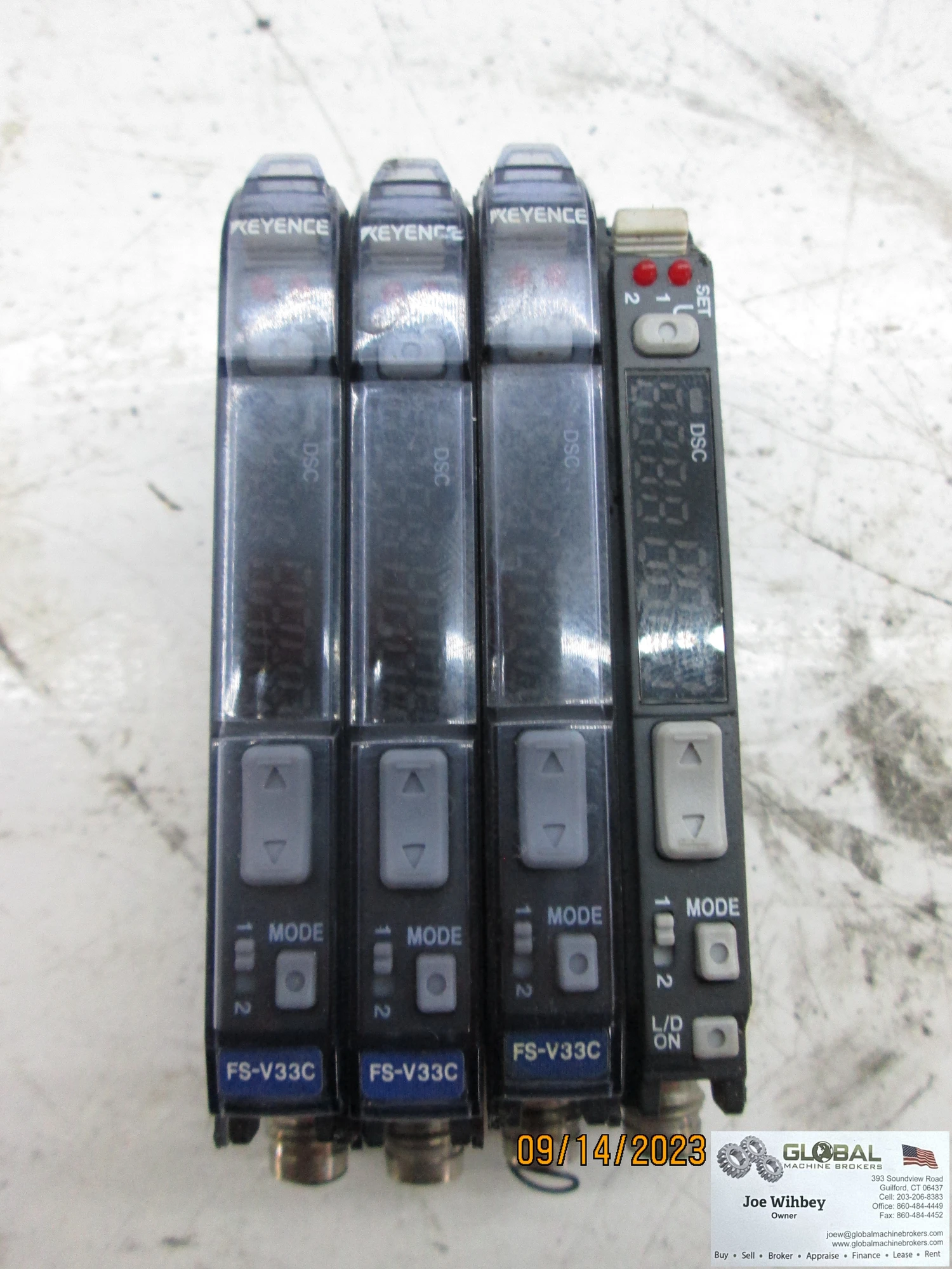 Keyence FS-V33C Fiber Optic Sensor