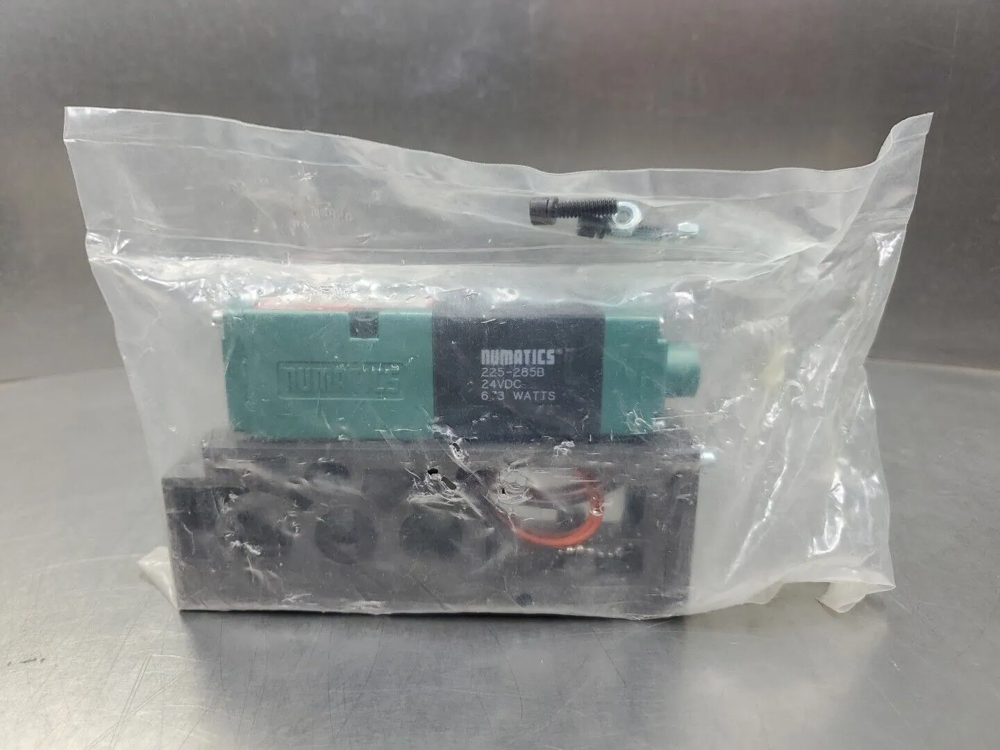 Numatics 225-285B Solenoid Valve Manifold, 24VDC 6.3 Watts. 6A-10