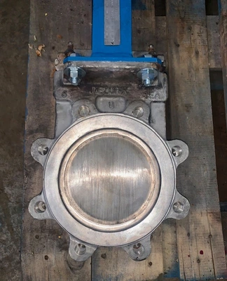 Dezurik 6" -150 knife gate valve with pneumatic actuator