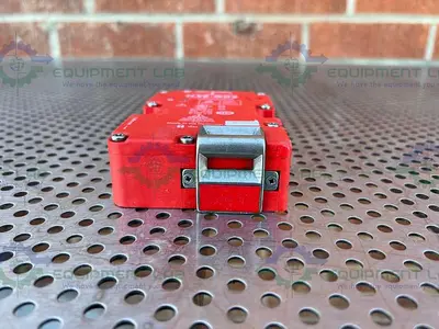 USED ALLEN BRADLEY GUARDMASTER TLS2-GD2 SAFETY INTERLOCK SWITCH