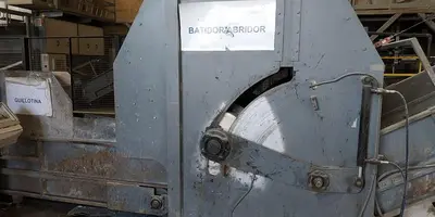 2018 guillotine with 4 bale capacity and automatic pusher