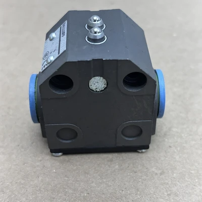 NEW Balluff BNS-819-B02-K08-40-10