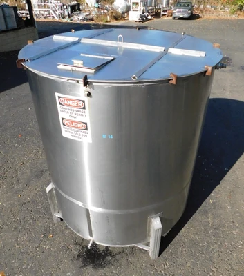 USED SS MIXING TANK 900 GALLON
