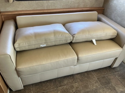 USED 2013 WINNEBAGO F53