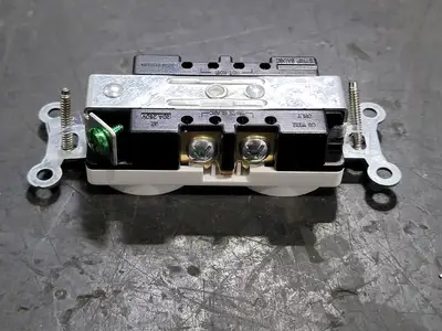 20A 250V Duplex Receptacle White (Box of 77)