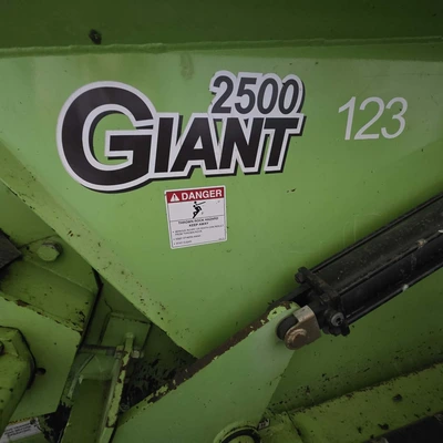 2010 SCHULTE 2500 GIANT Rock Picker | Iron Listing (52)