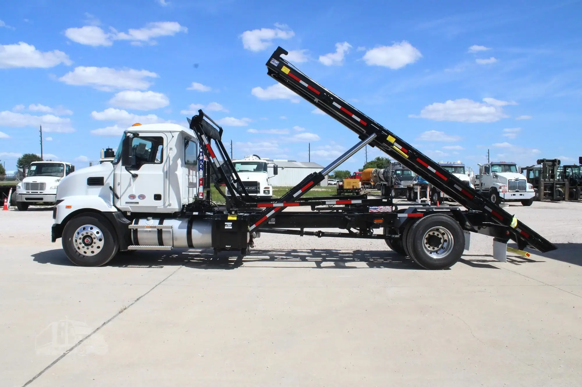 New | in-Stock 2027 MACK MD7 Rolloff Trucks Texas US | Roll Off Truck World #1491924