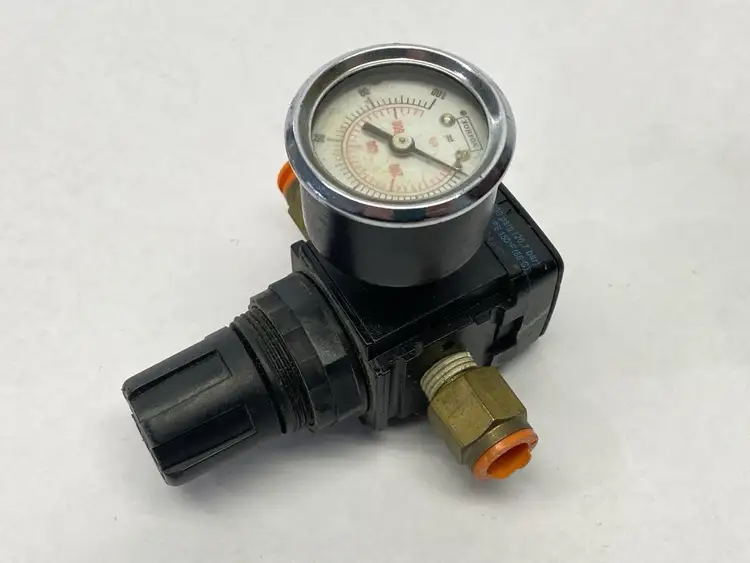 Used WILKERSON PNEUMATIC REGULATOR 0-125PSIG 1/4" NPT W/ GAUGE Valves/Fittings | Maverick Industrial Sales #1100604