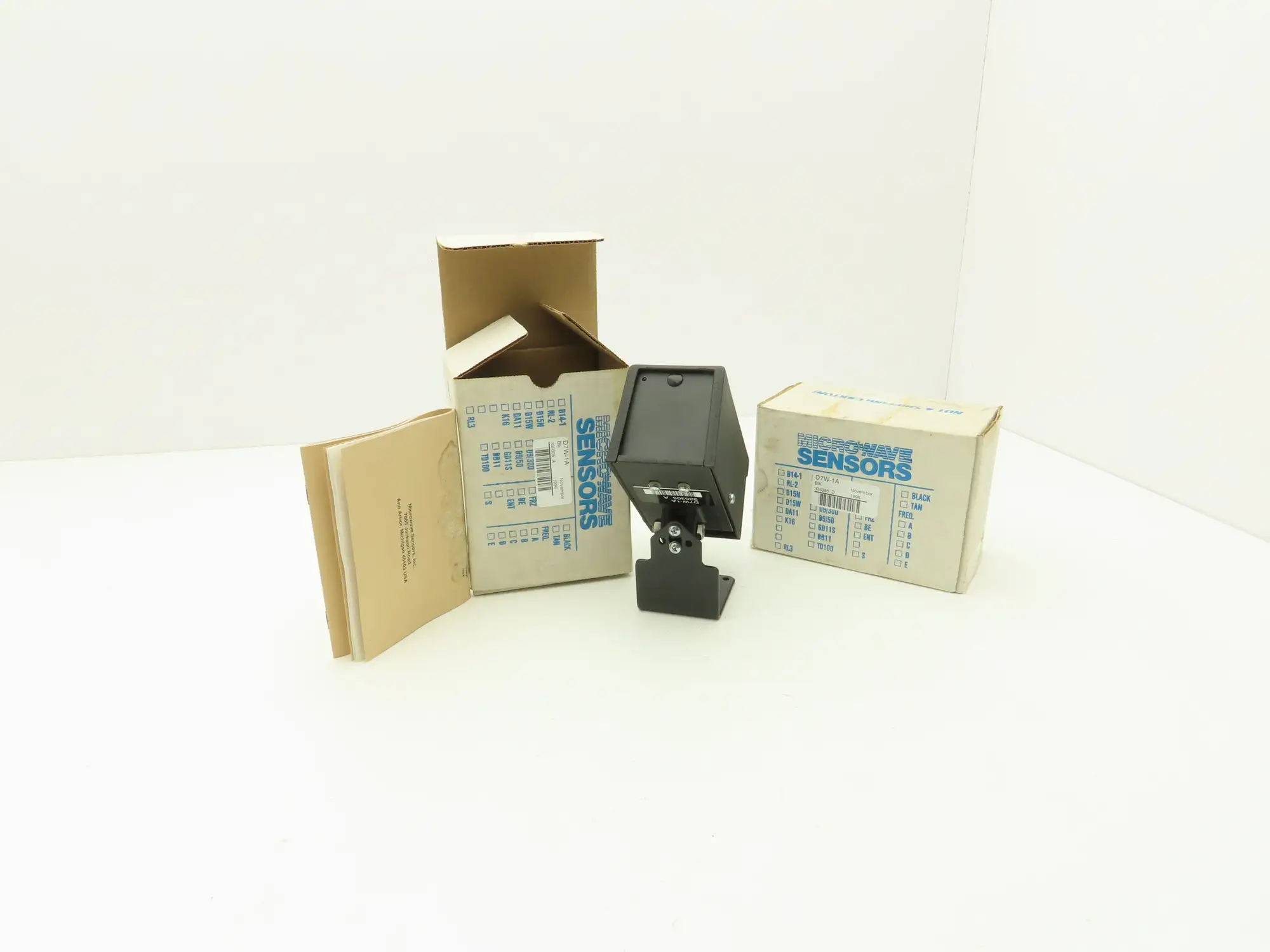 Microwave Sensors D7W-1A Door Opener Motion Sensor 12/24VDC NO - NC Lot of 2