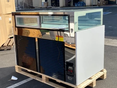 171-0263 59" Self Contained High-Top Display Case