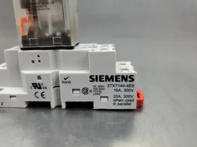 USED Siemens 3TX7109-5JF13 Relay w/3TX7144-4E6 Relay Base