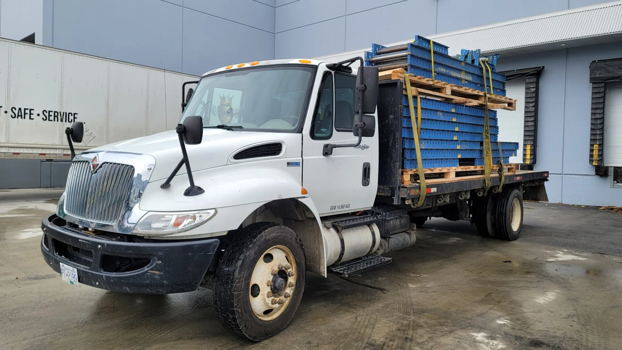 2013 International 4300 flat deck truck w/ Air Brakes