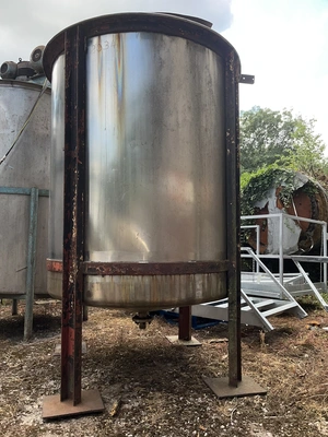3,600 L S/S Vertical Enclsoed Storage Tank