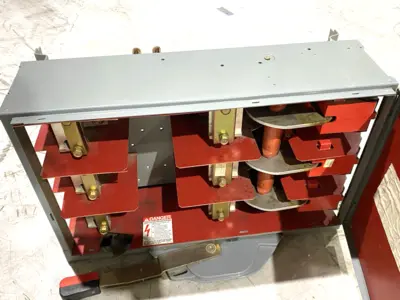 USED SCHNEIDER ELECTRIC, SQUARE D SER. E1 FUSIBLE PANELBOARD SWITCH UNIT 400A 3-POLE NO FUSES