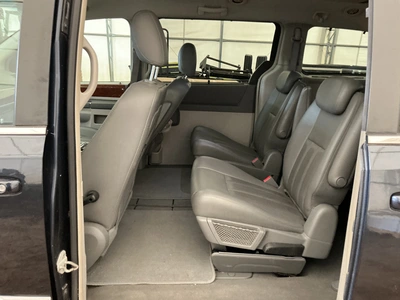 USED 2009 CHRYSLER TOWN AND COUNTRY