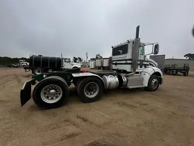 USED 2011 PETERBILT 384