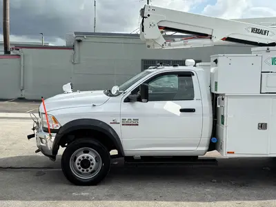 Used 2017 VERSALIFT SST40EIH-02 Bucket (boom) trucks Florida US | Truck and Van Outlet #1509171