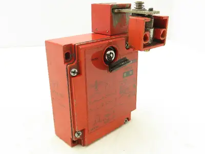 Telemecanique XCS-E7333 Interlock Safety Door Switch 120/240VAC W/Straight Latch